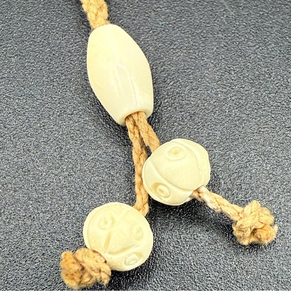 Hawaiian Māori Carved Bone Hook Pendant Hand-carved Cream and Rope Necklace - Picture 8 of 9